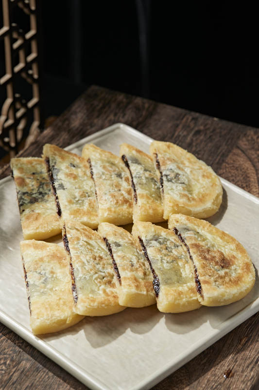 白色瓷盘装美味唐酥饼