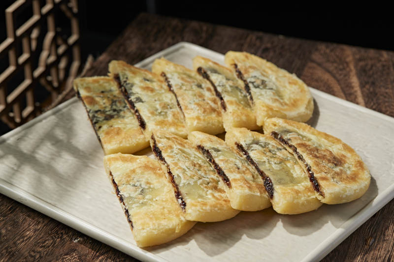 白色瓷盘装美味唐酥饼