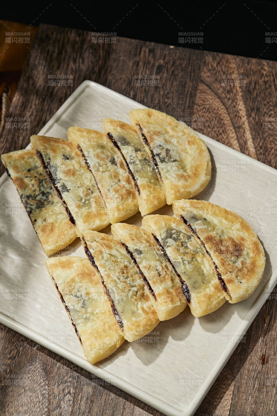 白色瓷盘装美味唐酥饼