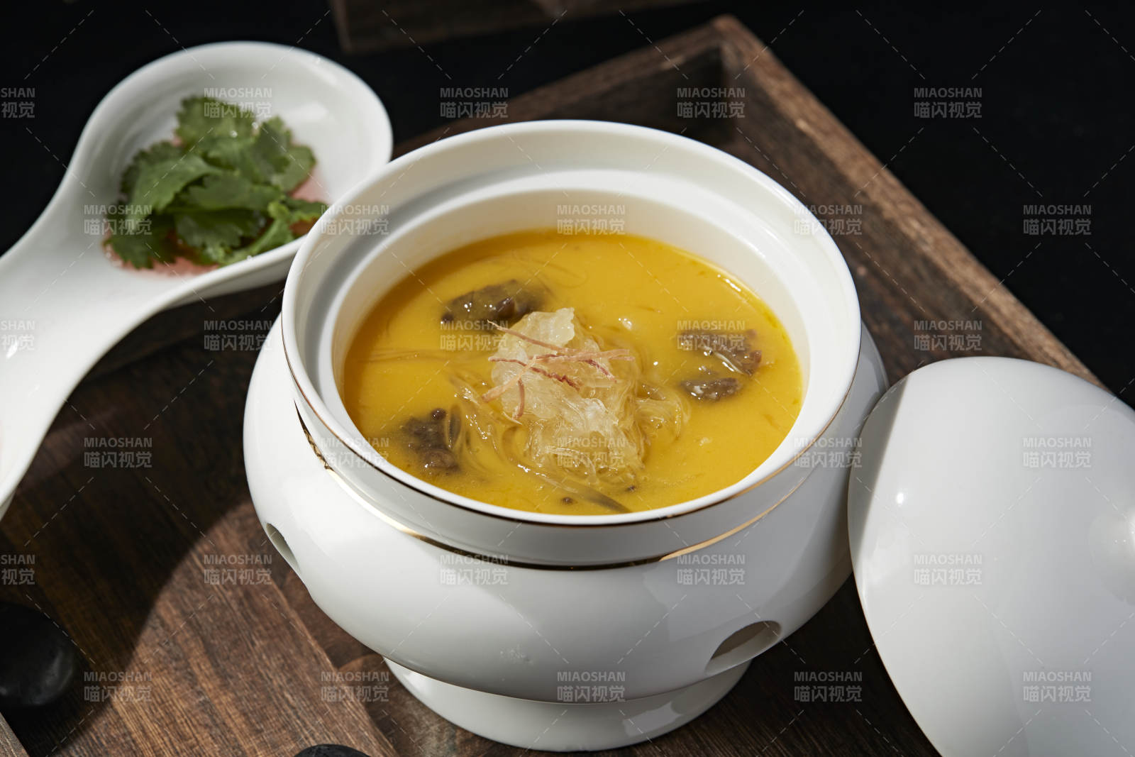 濃湯撈汁魚翅海參燉雪蛤官燕