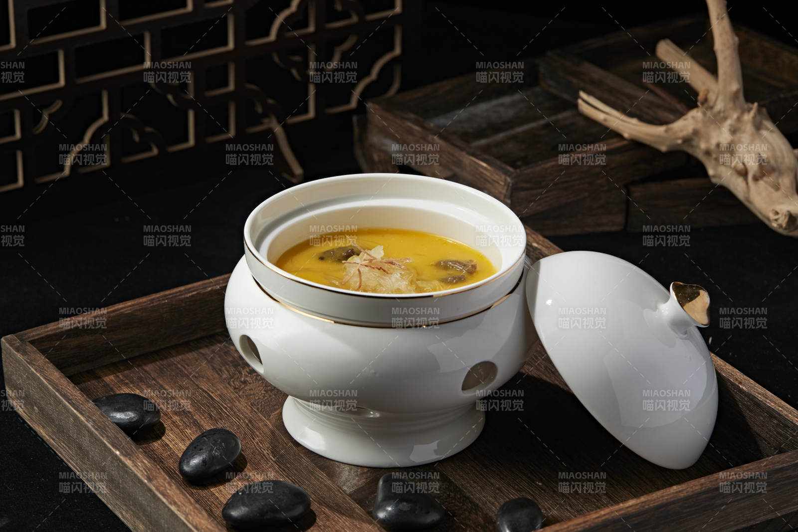 濃湯撈汁魚翅海參燉雪蛤官燕