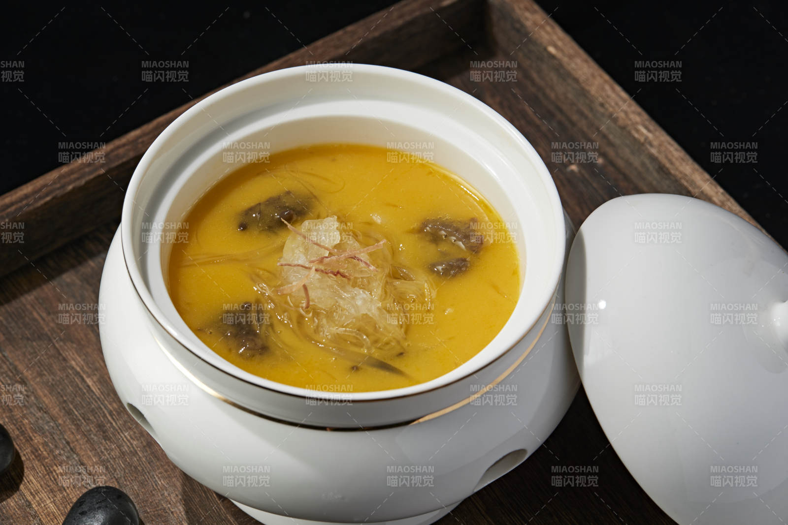 濃湯撈汁魚翅海參燉雪蛤官燕