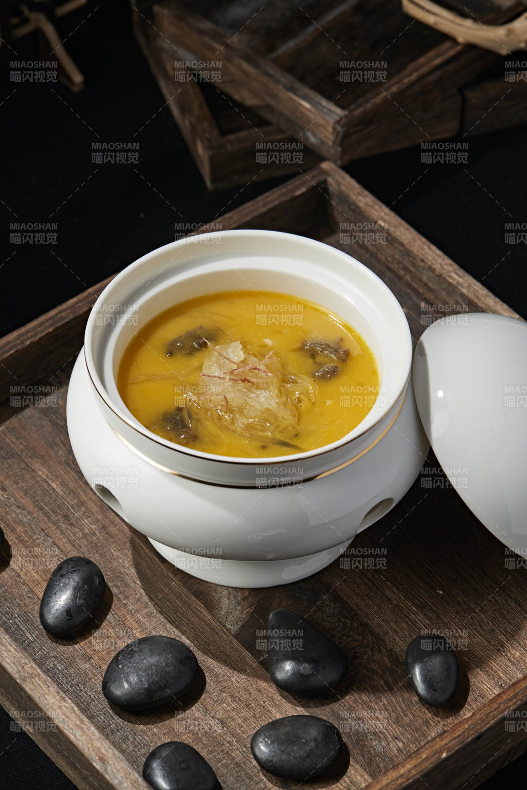 濃湯撈汁魚翅海參燉雪蛤官燕