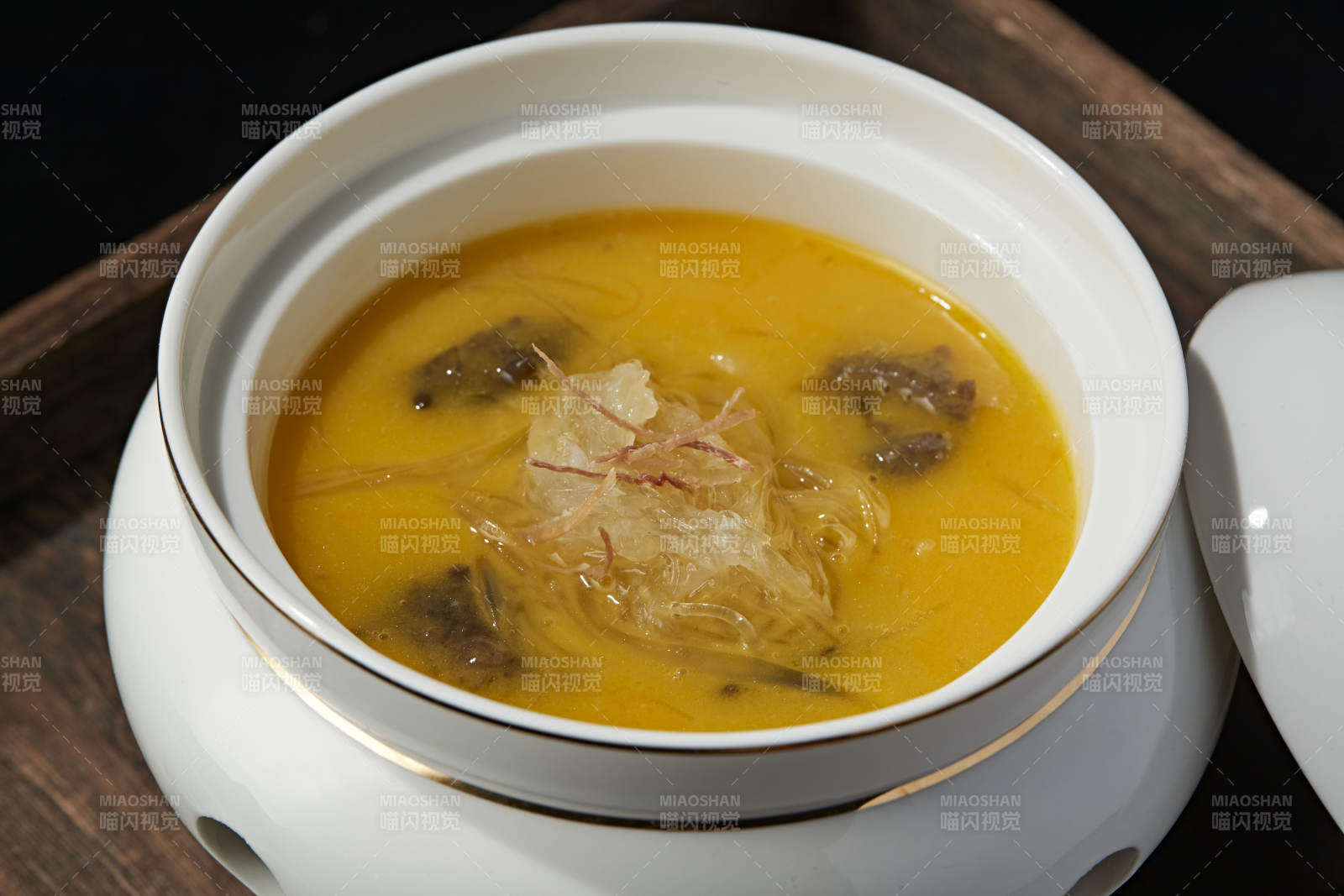 濃湯撈汁魚翅海參燉雪蛤官燕