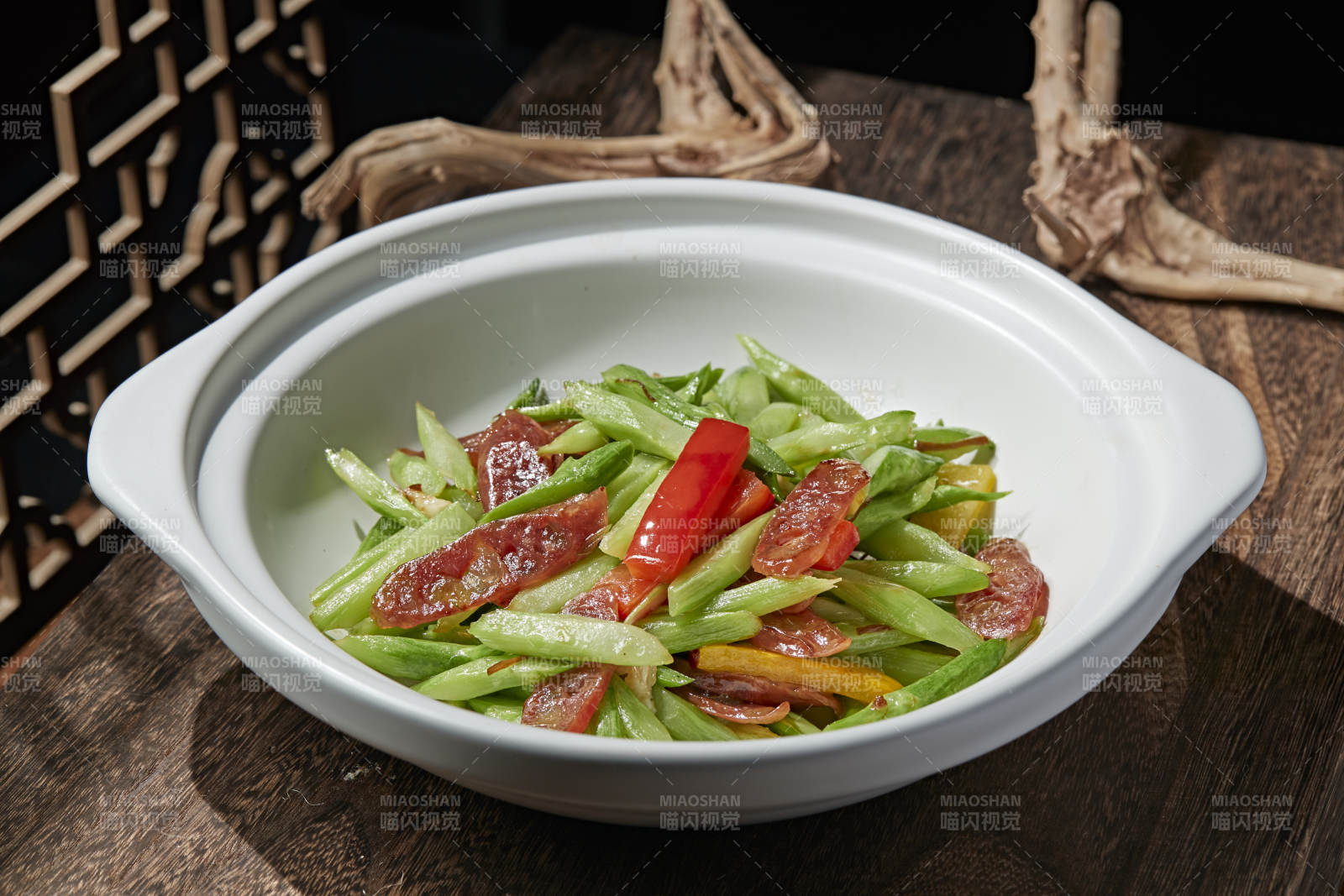 砂锅彩椒芦笋腊肠煲