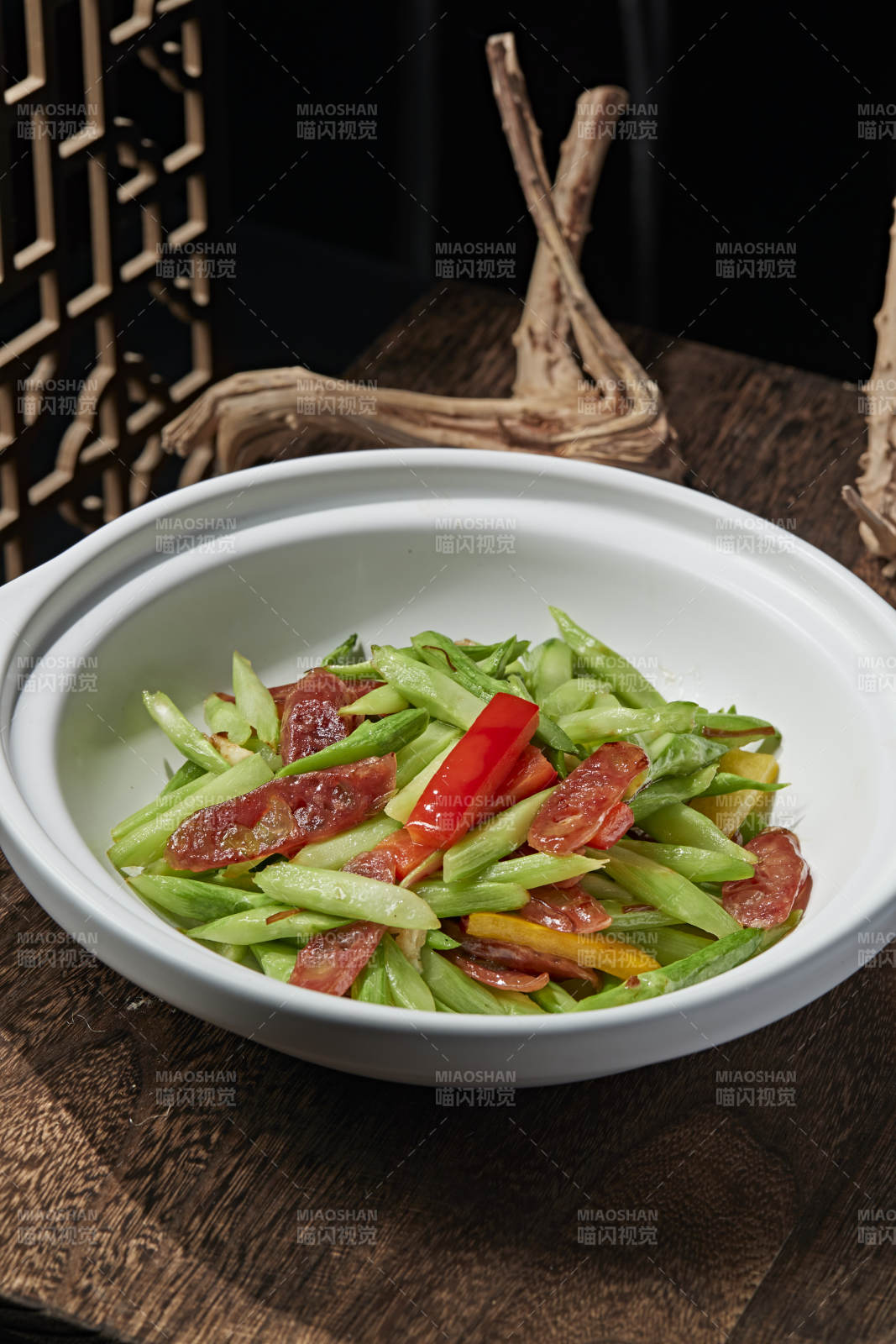 砂锅彩椒芦笋腊肠煲