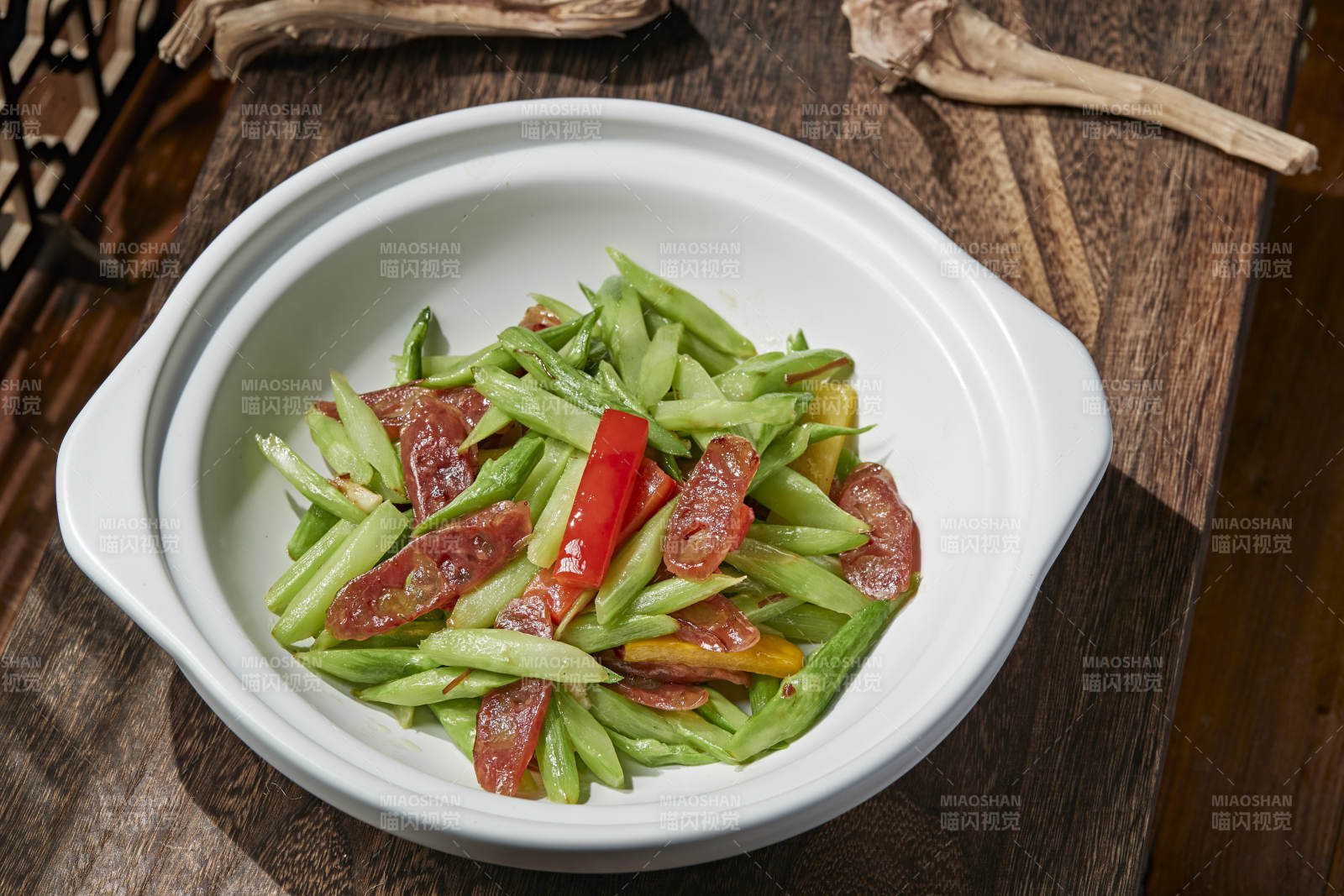 砂锅彩椒芦笋腊肠煲