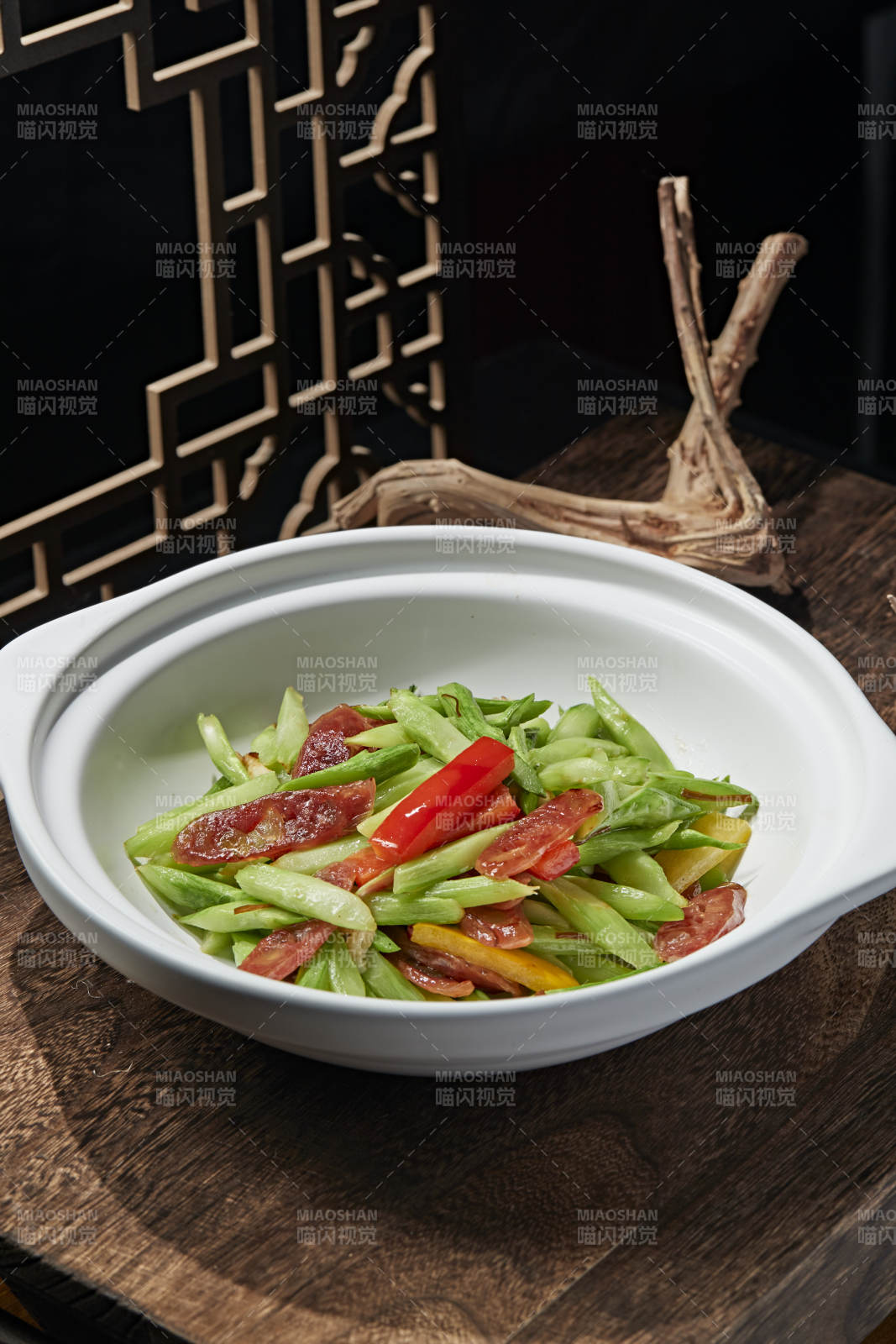 砂锅彩椒芦笋腊肠煲