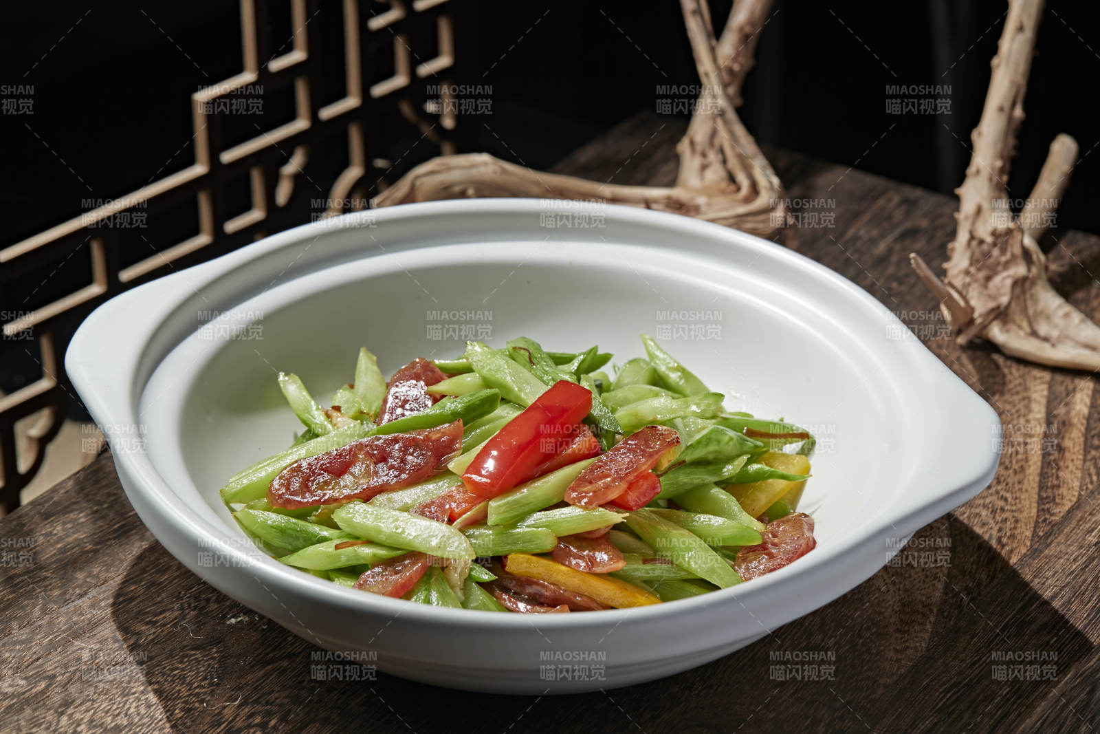 砂锅彩椒芦笋腊肠煲