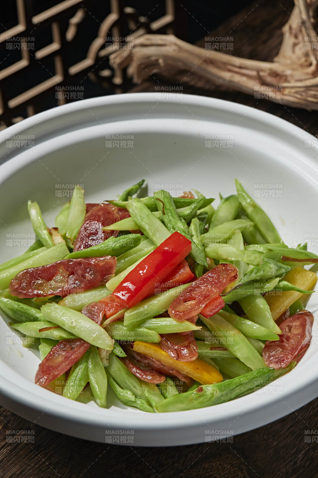 砂锅彩椒芦笋腊肠煲