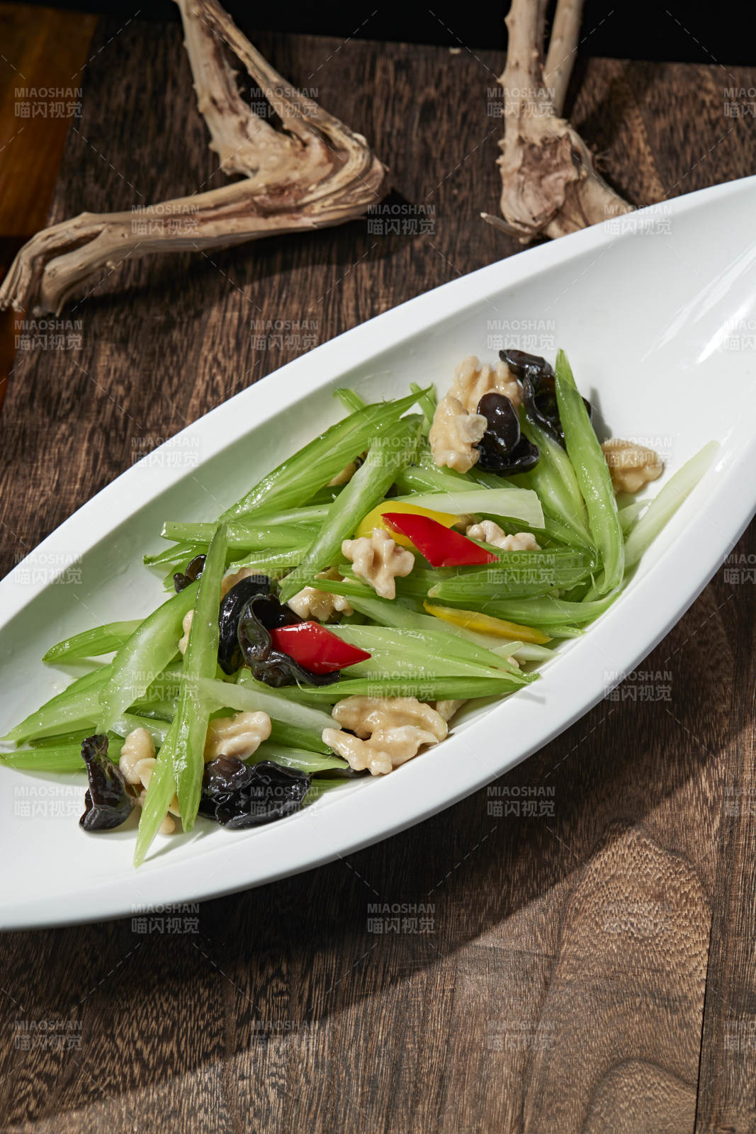 彩椒西芹木耳炒桃仁