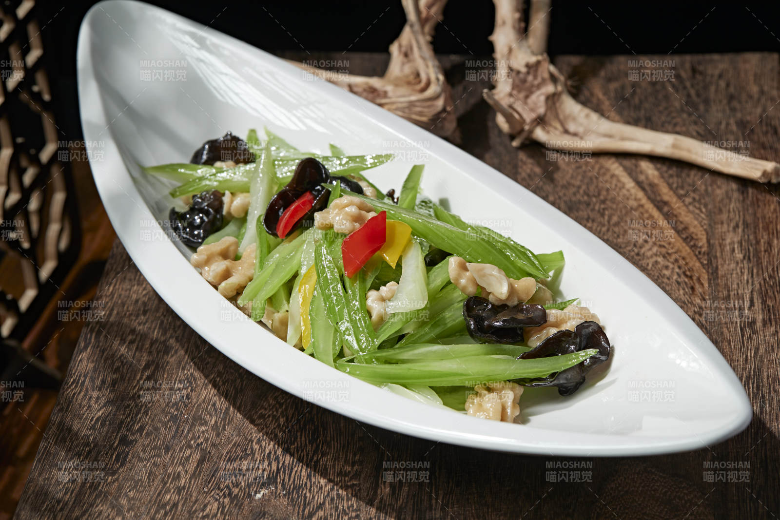 彩椒西芹木耳炒桃仁