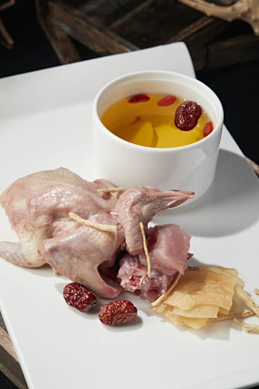 天麻枸杞紅棗當歸燉乳鴿