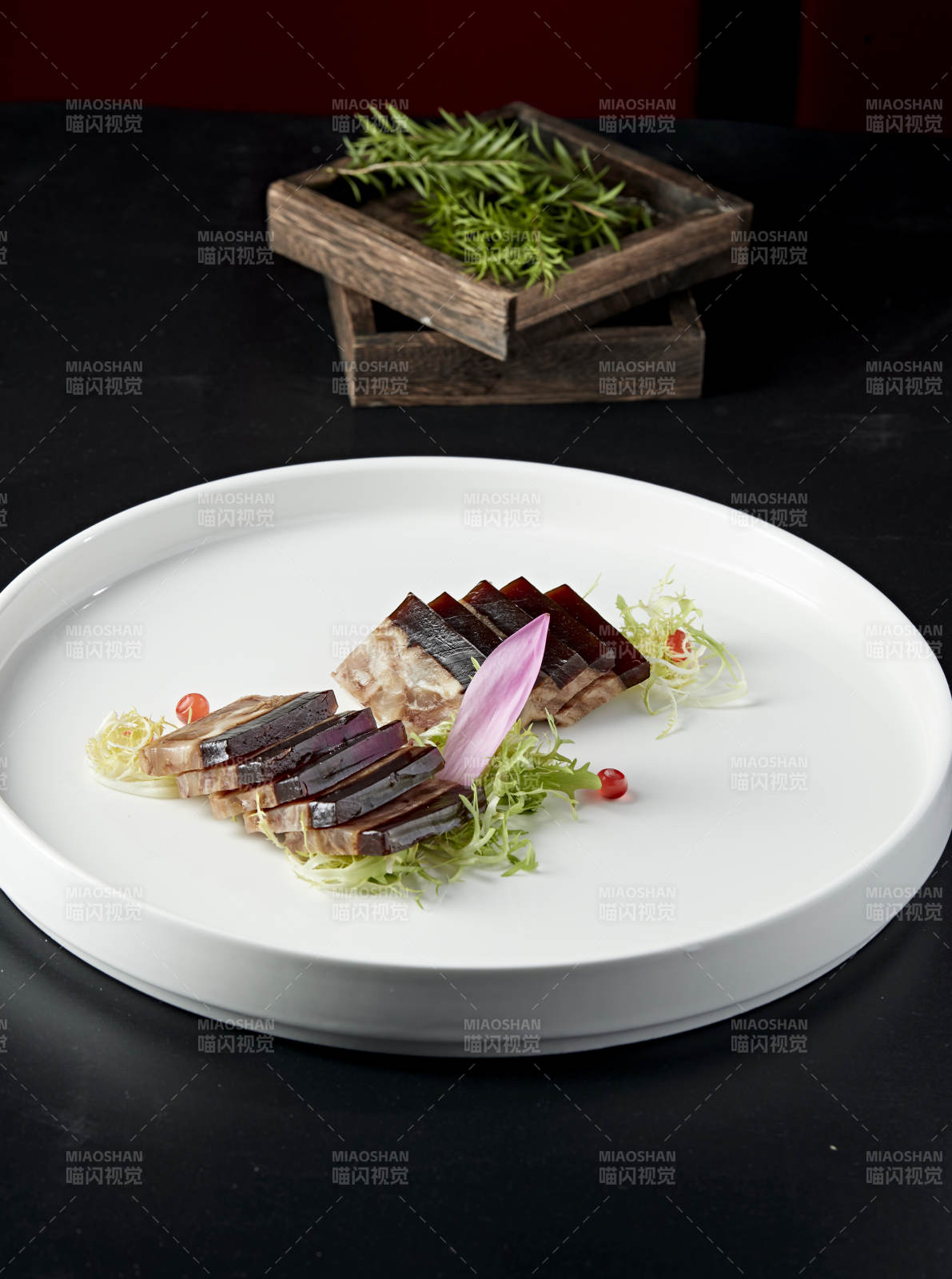 五香压肘花皮冻