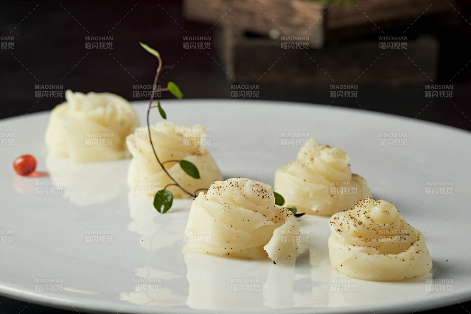 牡丹花造型的蝦子茭白