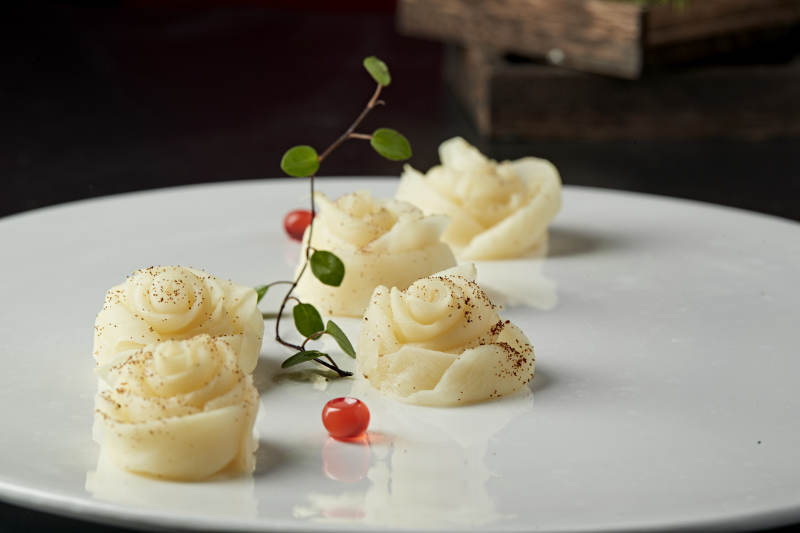 牡丹花造型的蝦子茭白