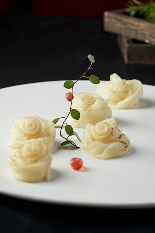 牡丹花造型的蝦子茭白