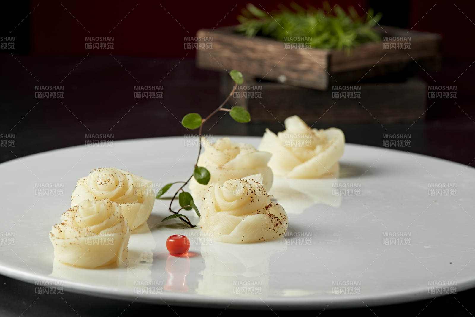 牡丹花造型的蝦子茭白