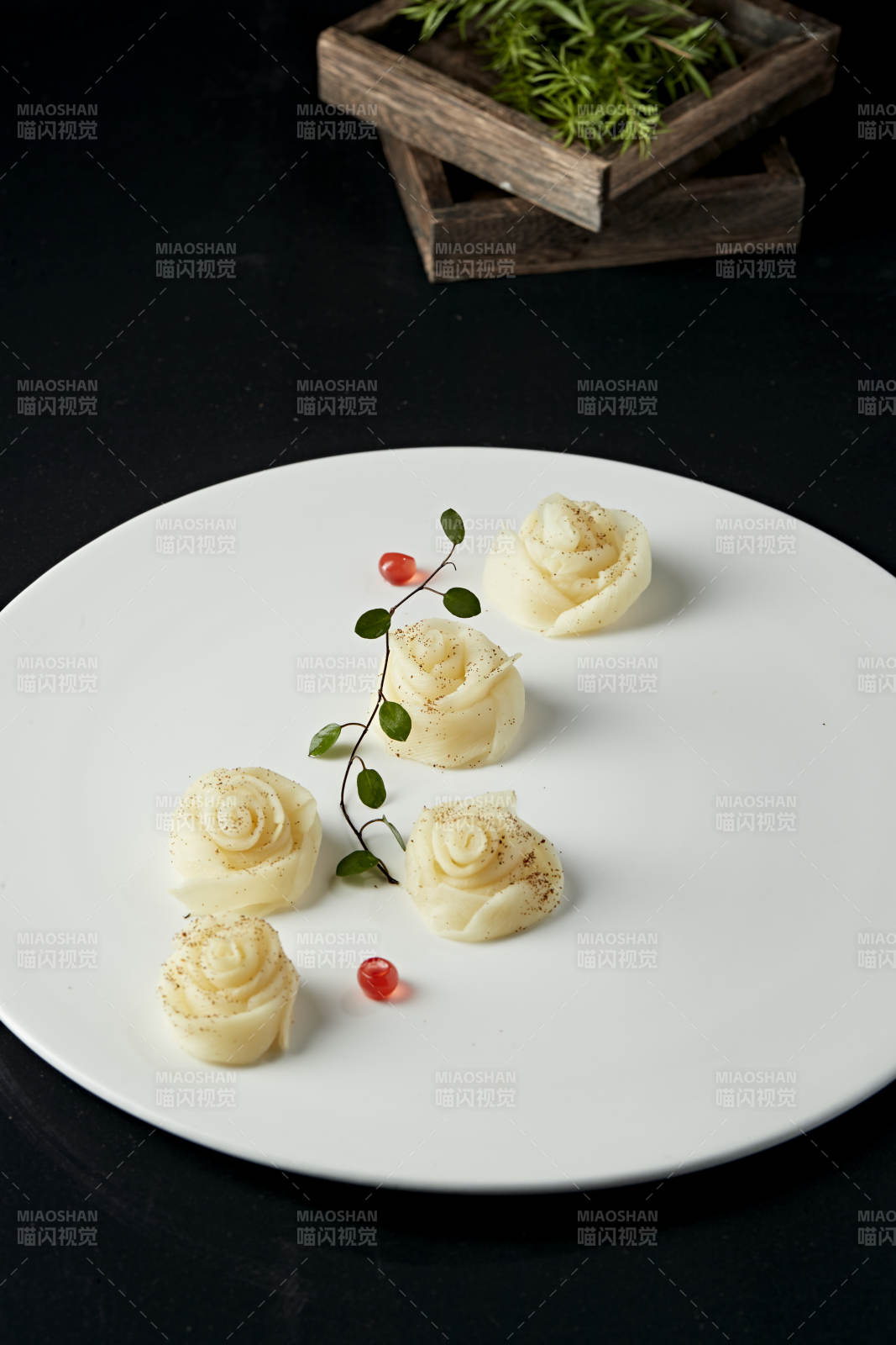 牡丹花造型的蝦子茭白