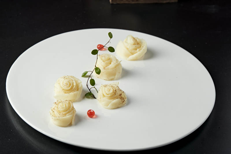 牡丹花造型的蝦子茭白