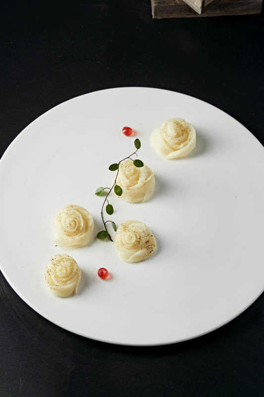 牡丹花造型的蝦子茭白