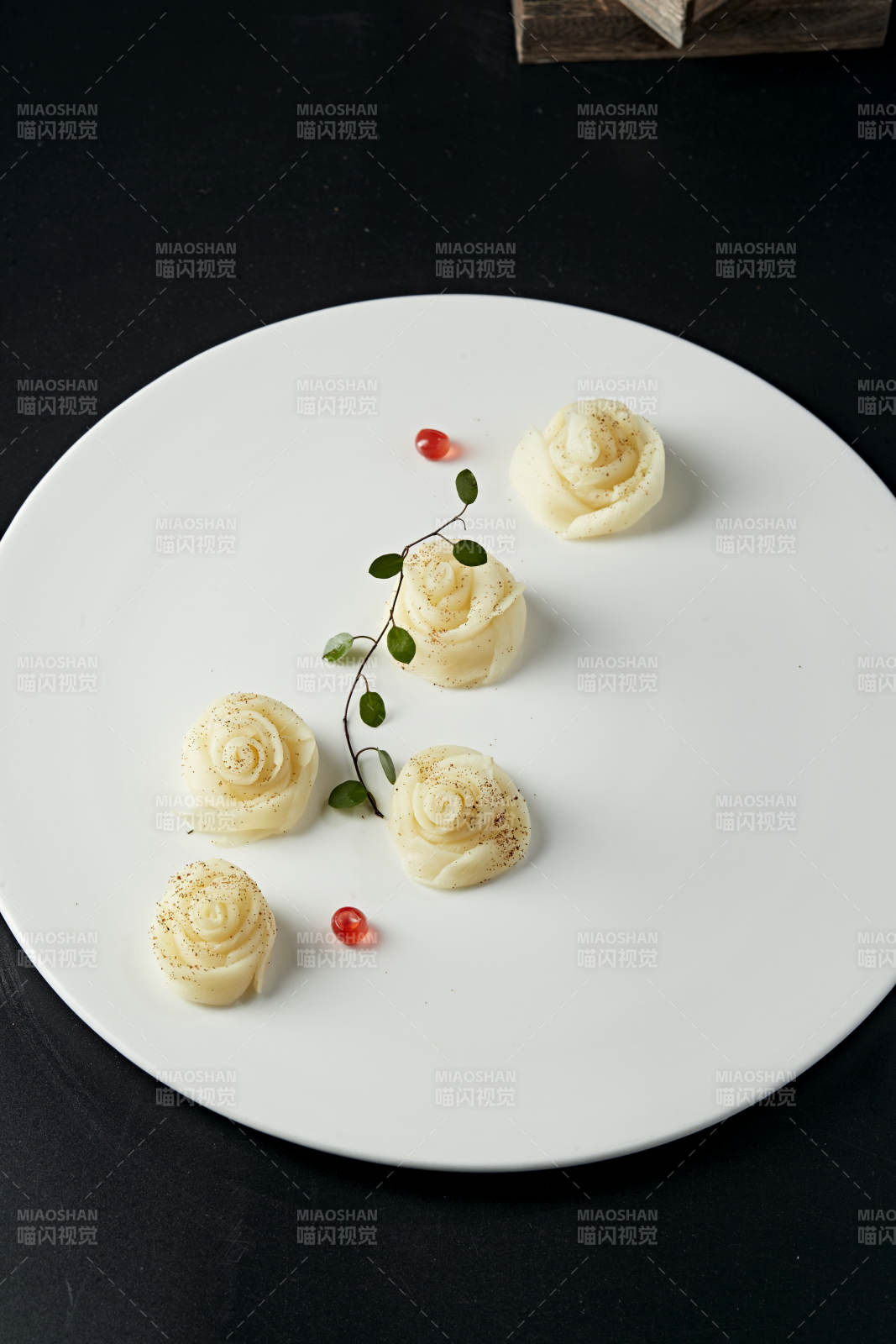 牡丹花造型的蝦子茭白