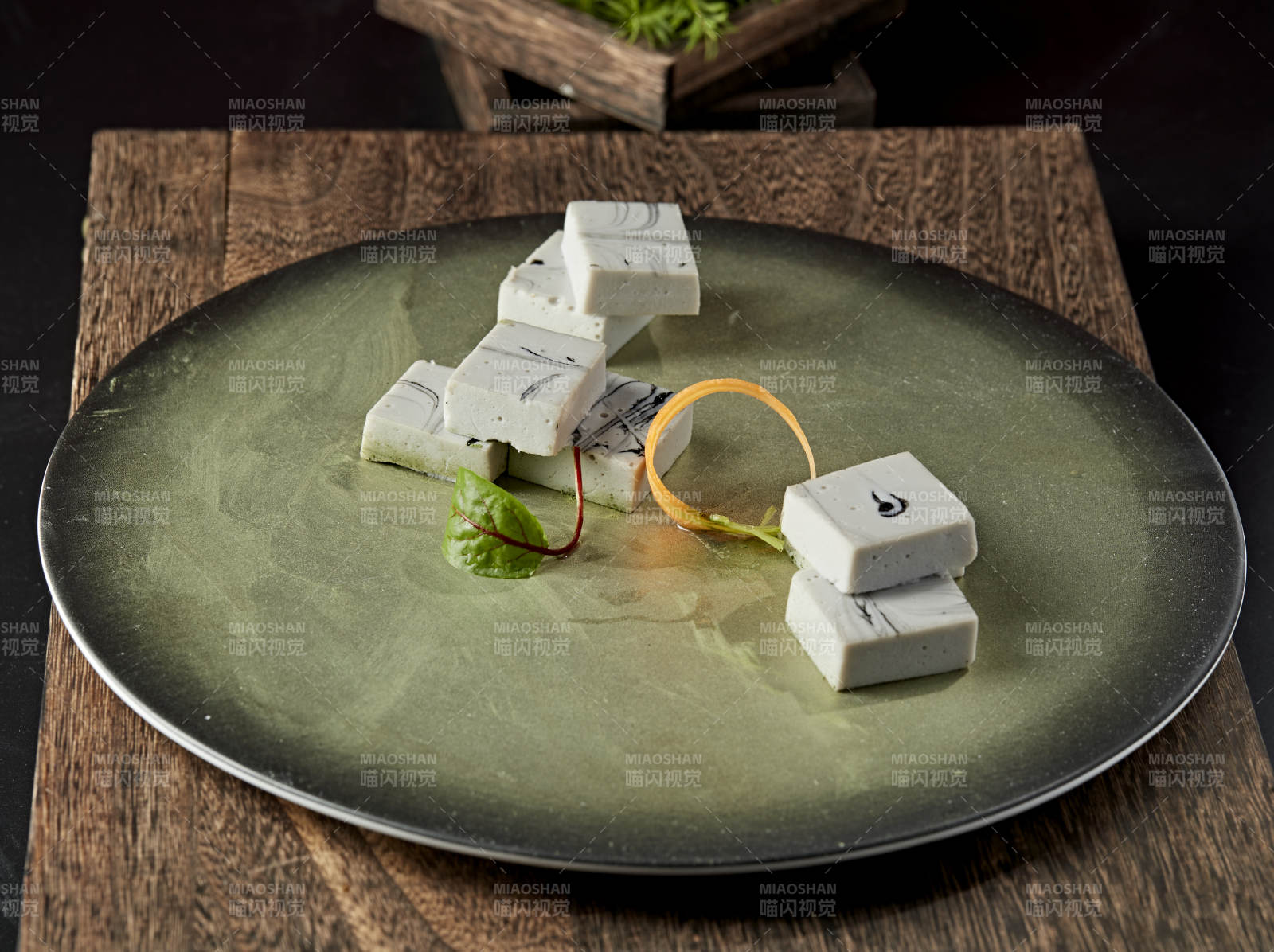 墨鱼汁鱼泥豆腐