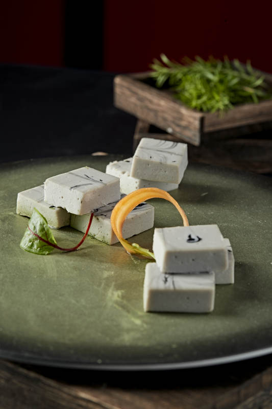 墨鱼汁鱼泥豆腐