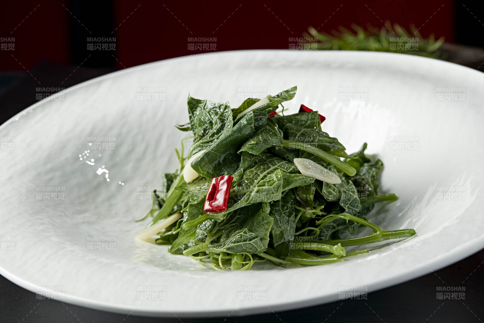 辣椒蒜片涼拌蕨菜