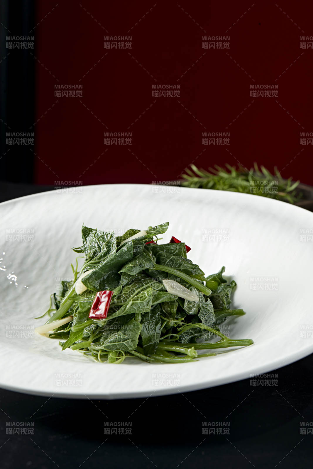 辣椒蒜片涼拌蕨菜