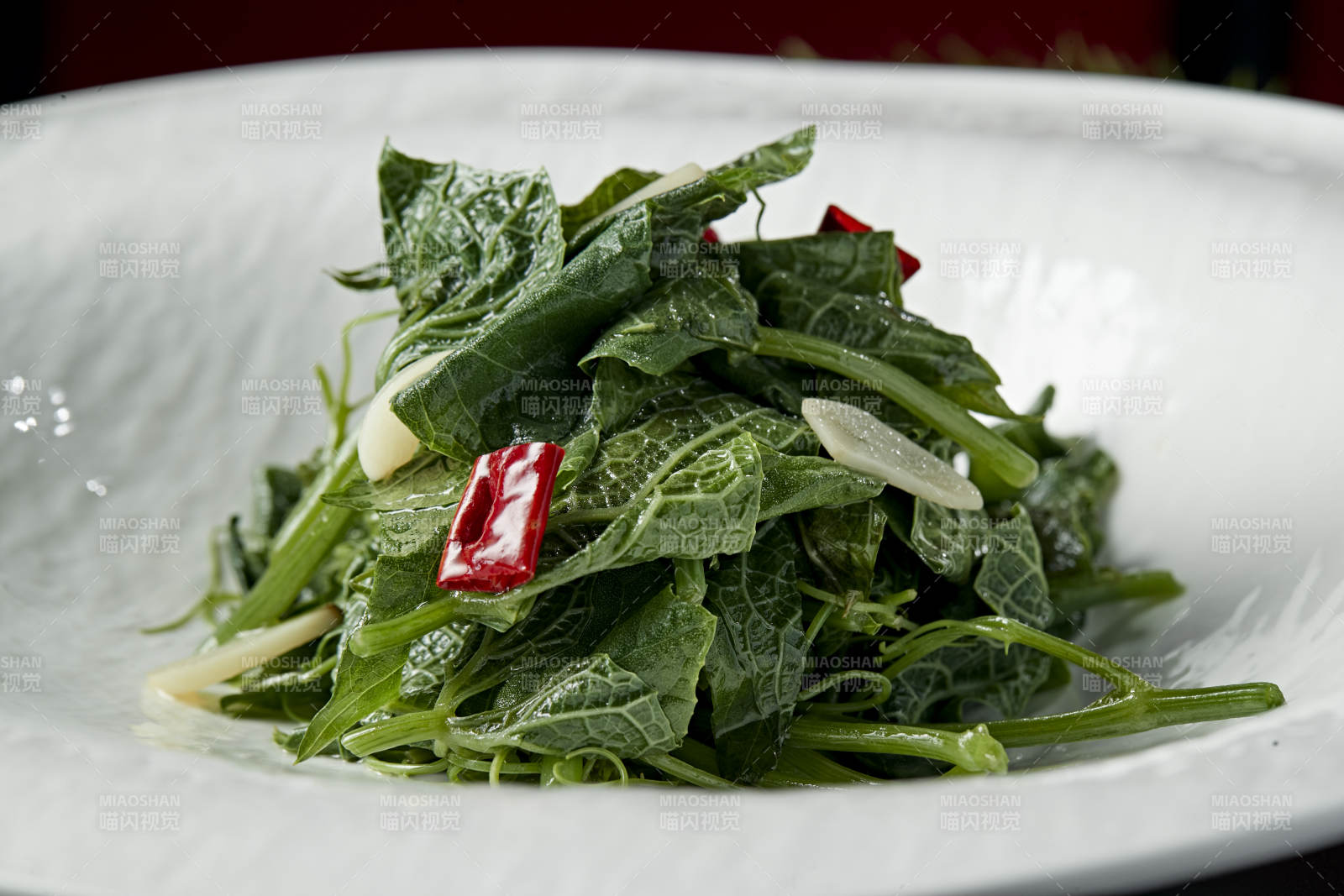 辣椒蒜片涼拌蕨菜