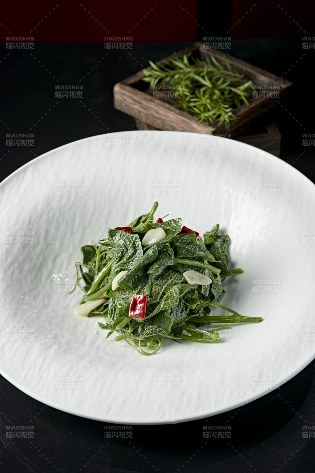 辣椒蒜片涼拌蕨菜