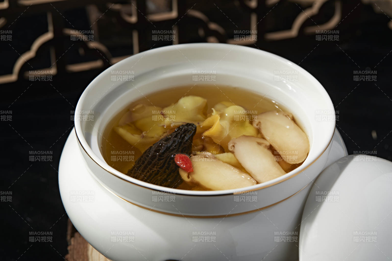 枸杞松茸羊肚菌湯