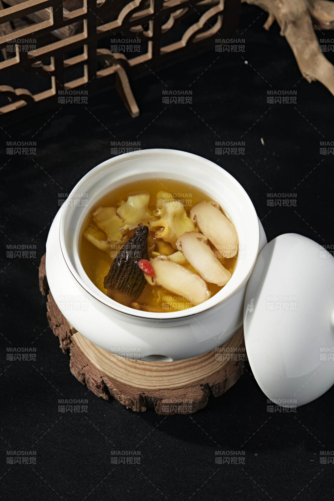 枸杞松茸羊肚菌湯