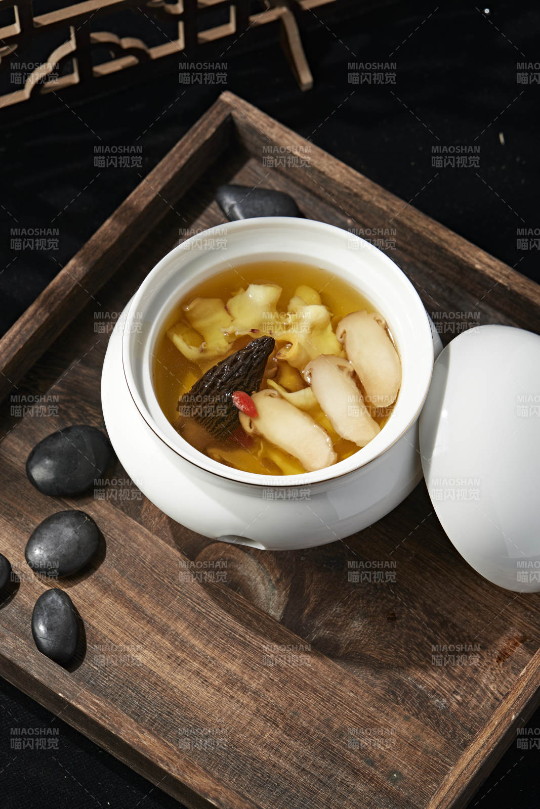 枸杞松茸羊肚菌湯