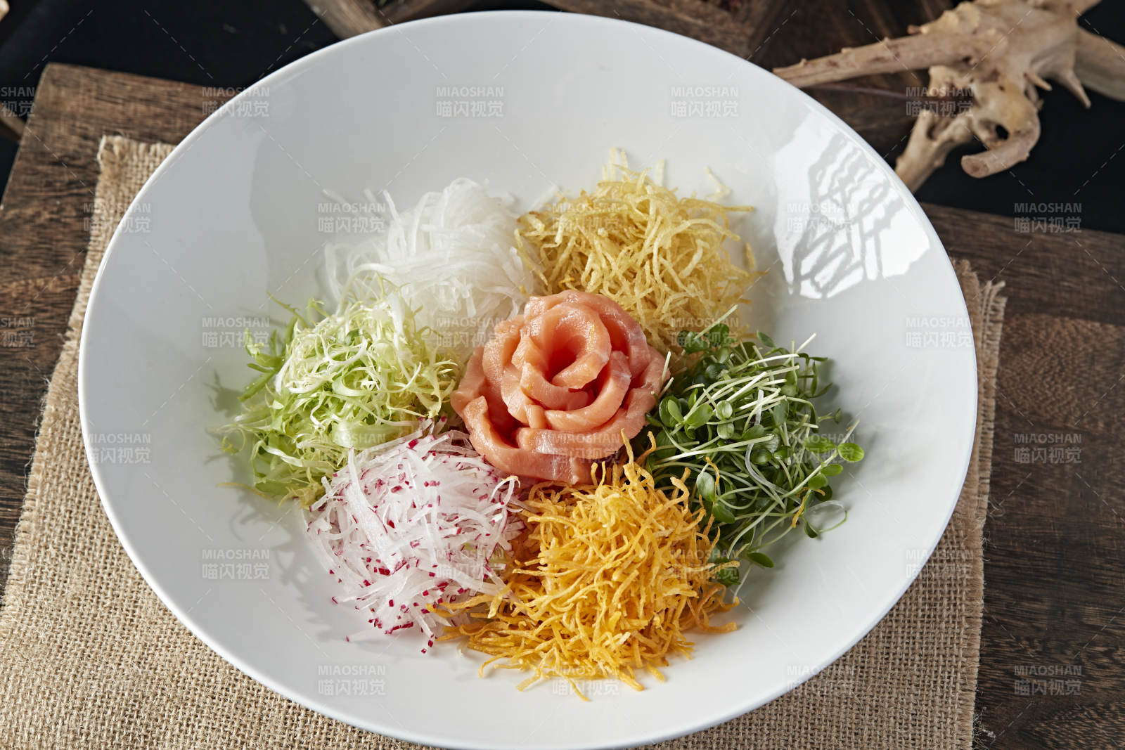 时蔬丝巧拌三文鱼刺身