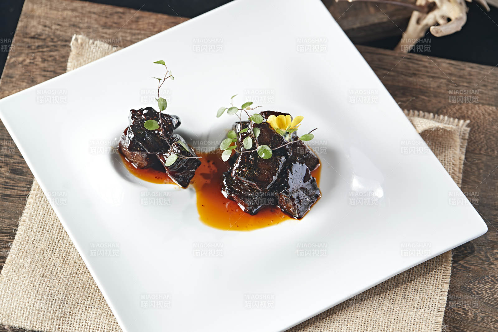 墨魚汁焗牛腩肉