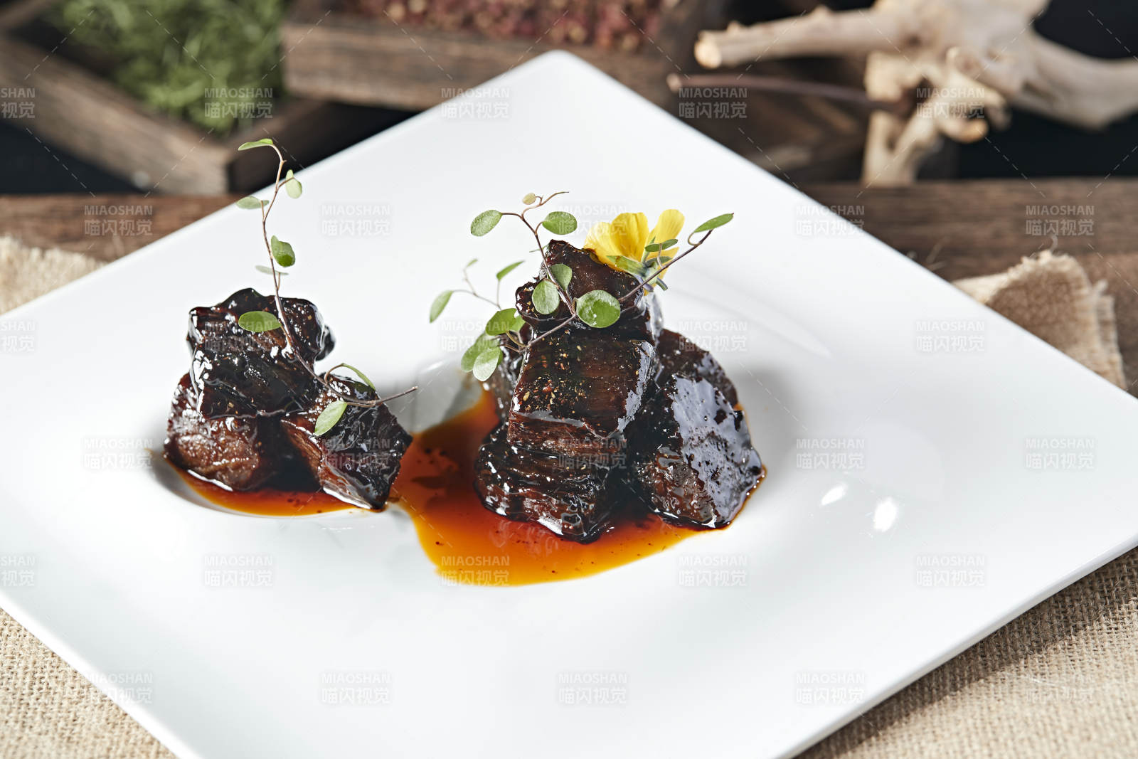 墨魚汁焗牛腩肉