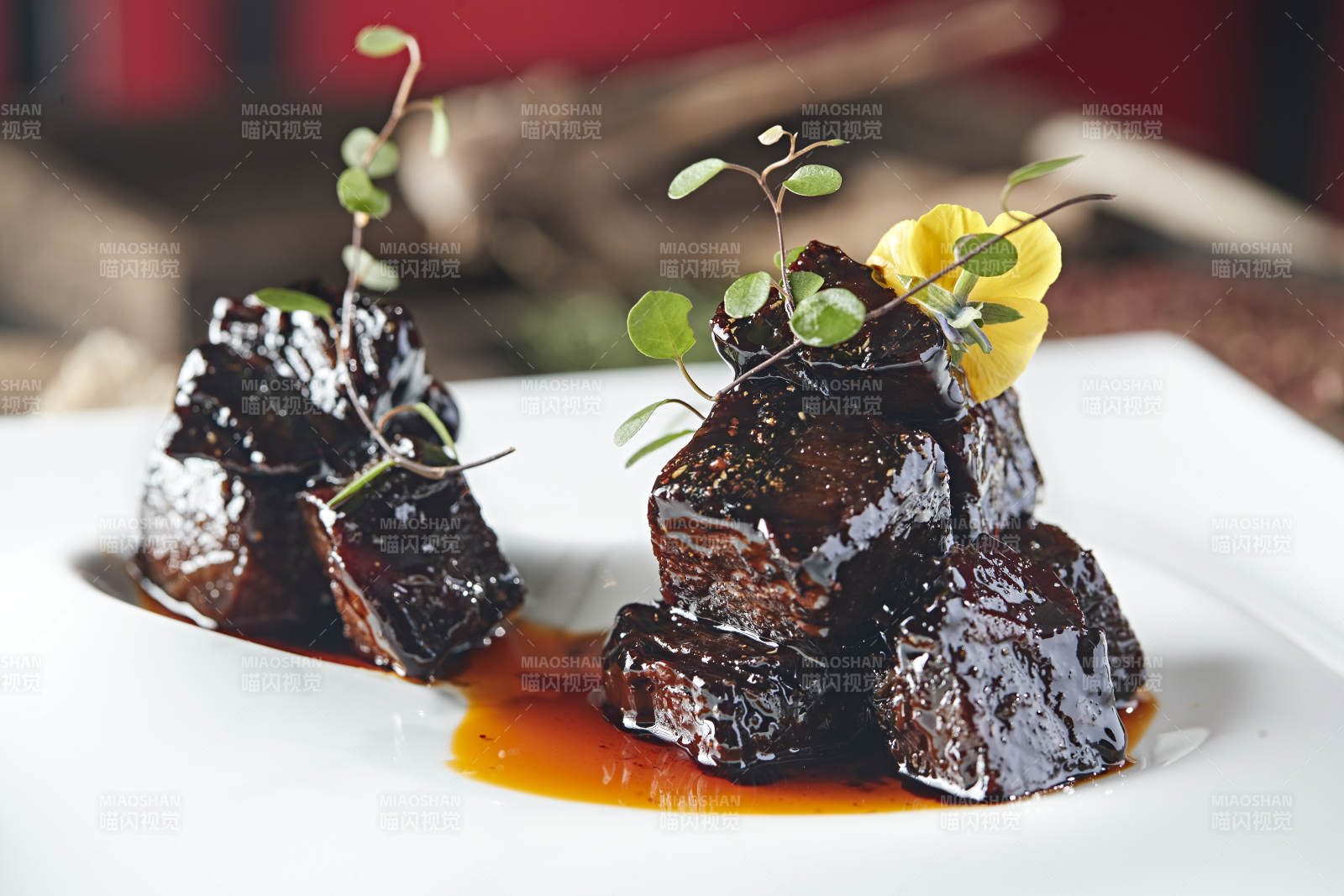 墨魚汁焗牛腩肉