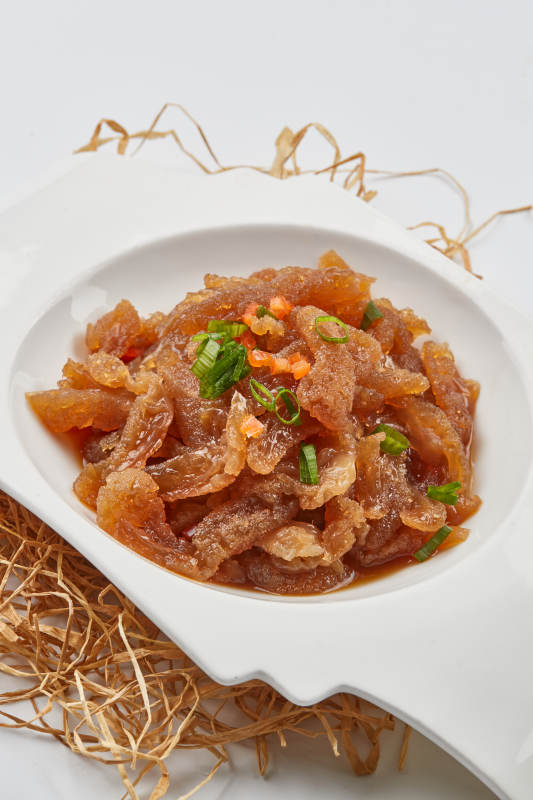 白色瓷盘装的老醋蛰头