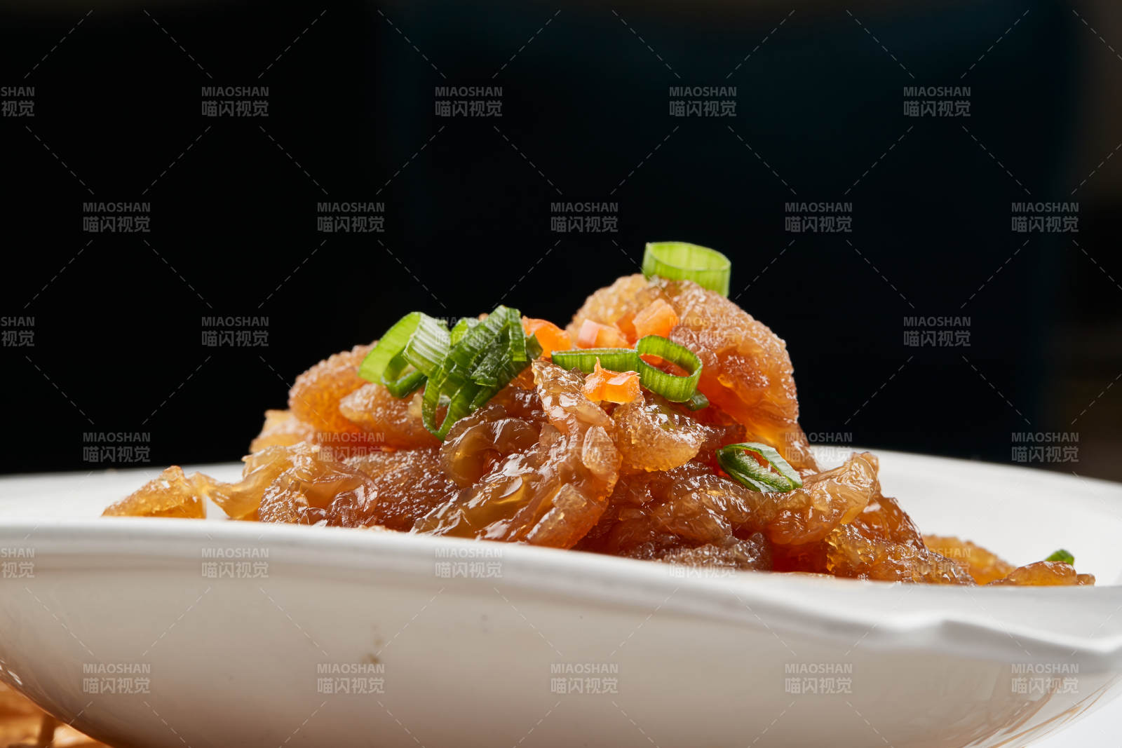 白色瓷盤裝的老醋蟄頭