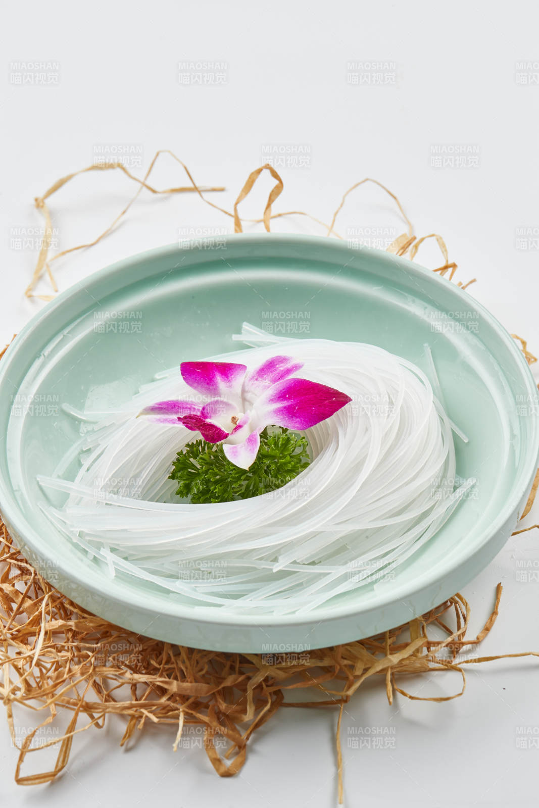 青色瓷盤裝的火鍋食材紅薯粉條