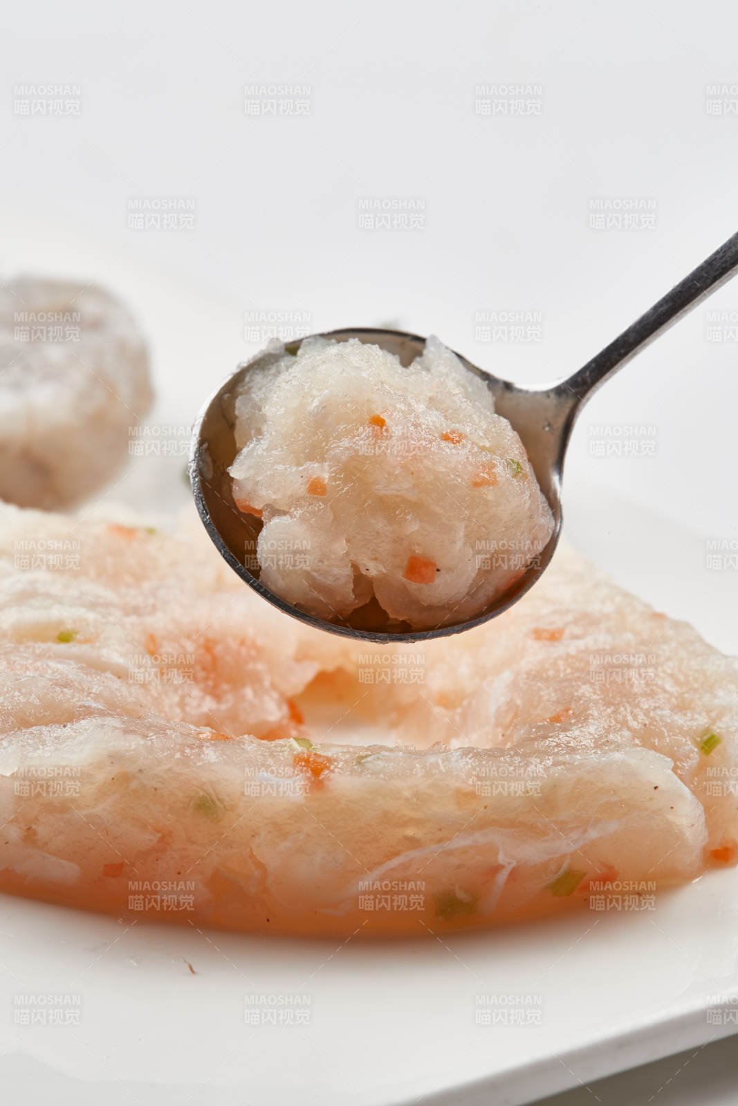 白色瓷盘装的火锅食材鱼滑虾滑