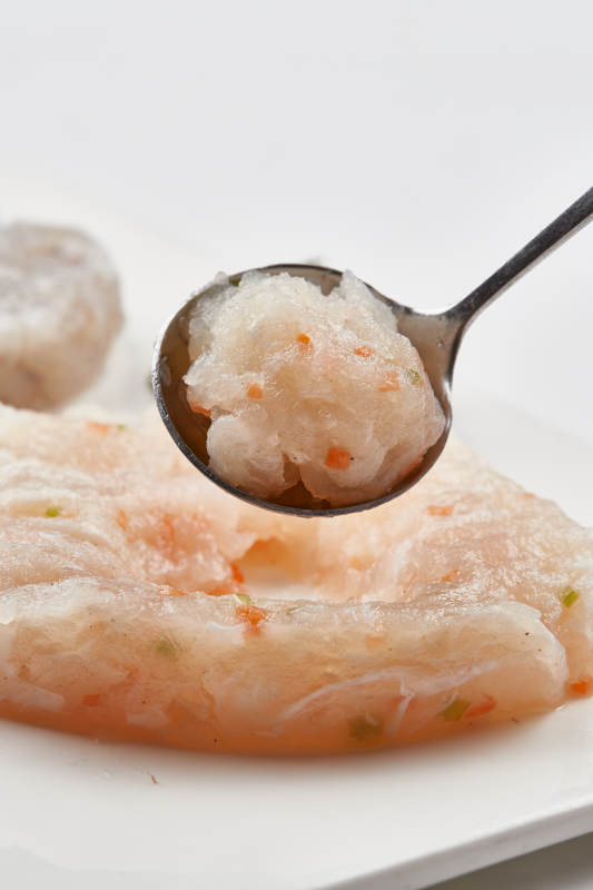 白色瓷盘装的火锅食材鱼滑虾滑