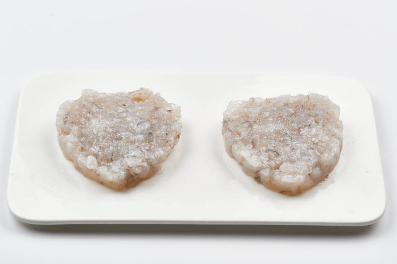 白色瓷盘装的火锅食材鱼滑虾滑