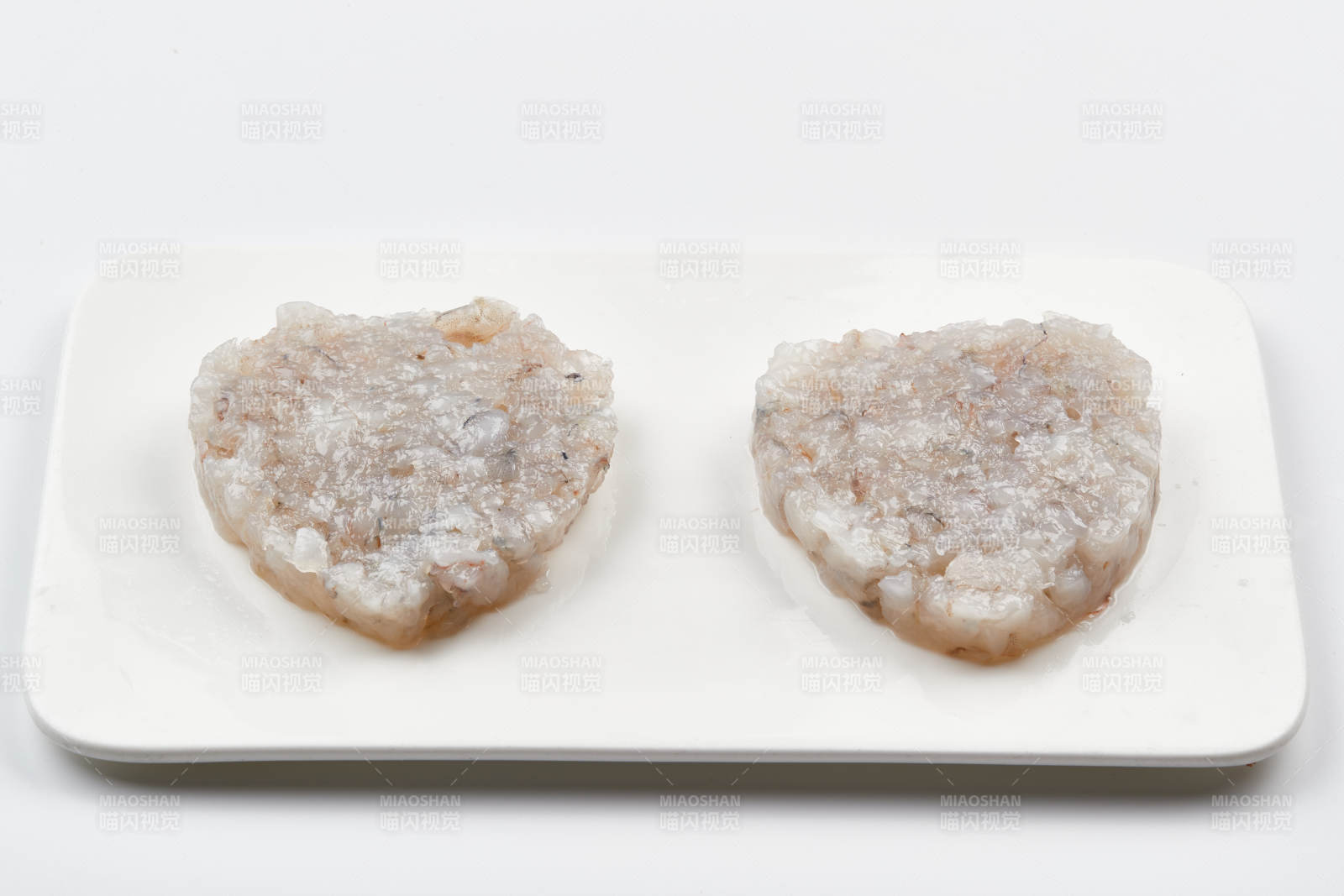 白色瓷盘装的火锅食材鱼滑虾滑