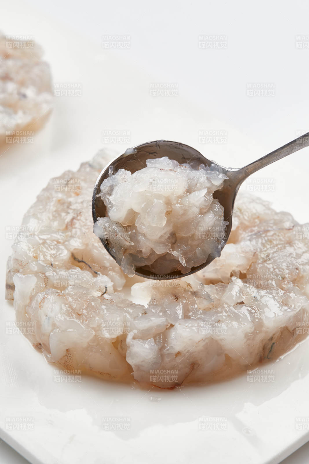 白色瓷盘装的火锅食材鱼滑虾滑