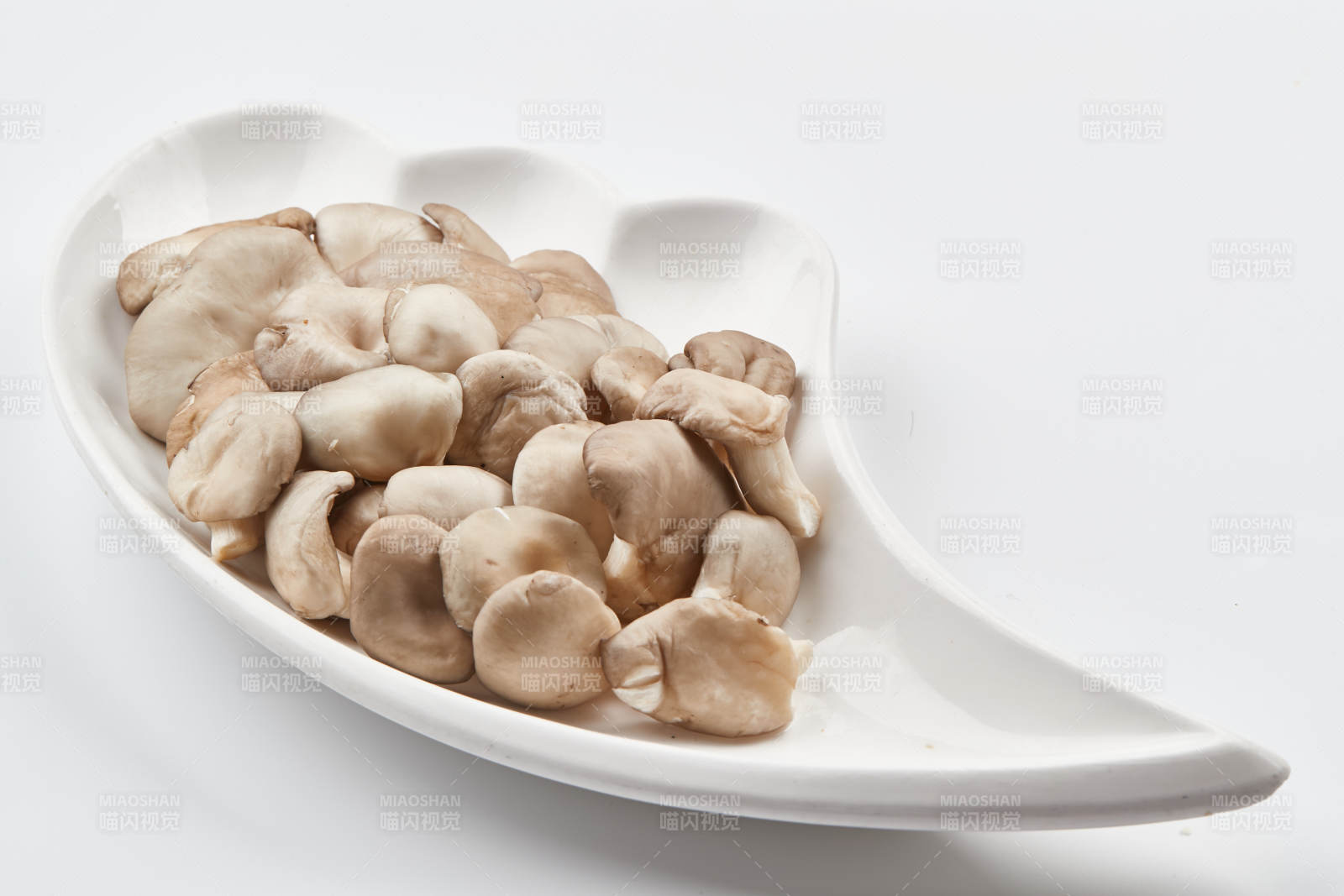 白色瓷盘装的火锅食材山珍蘑