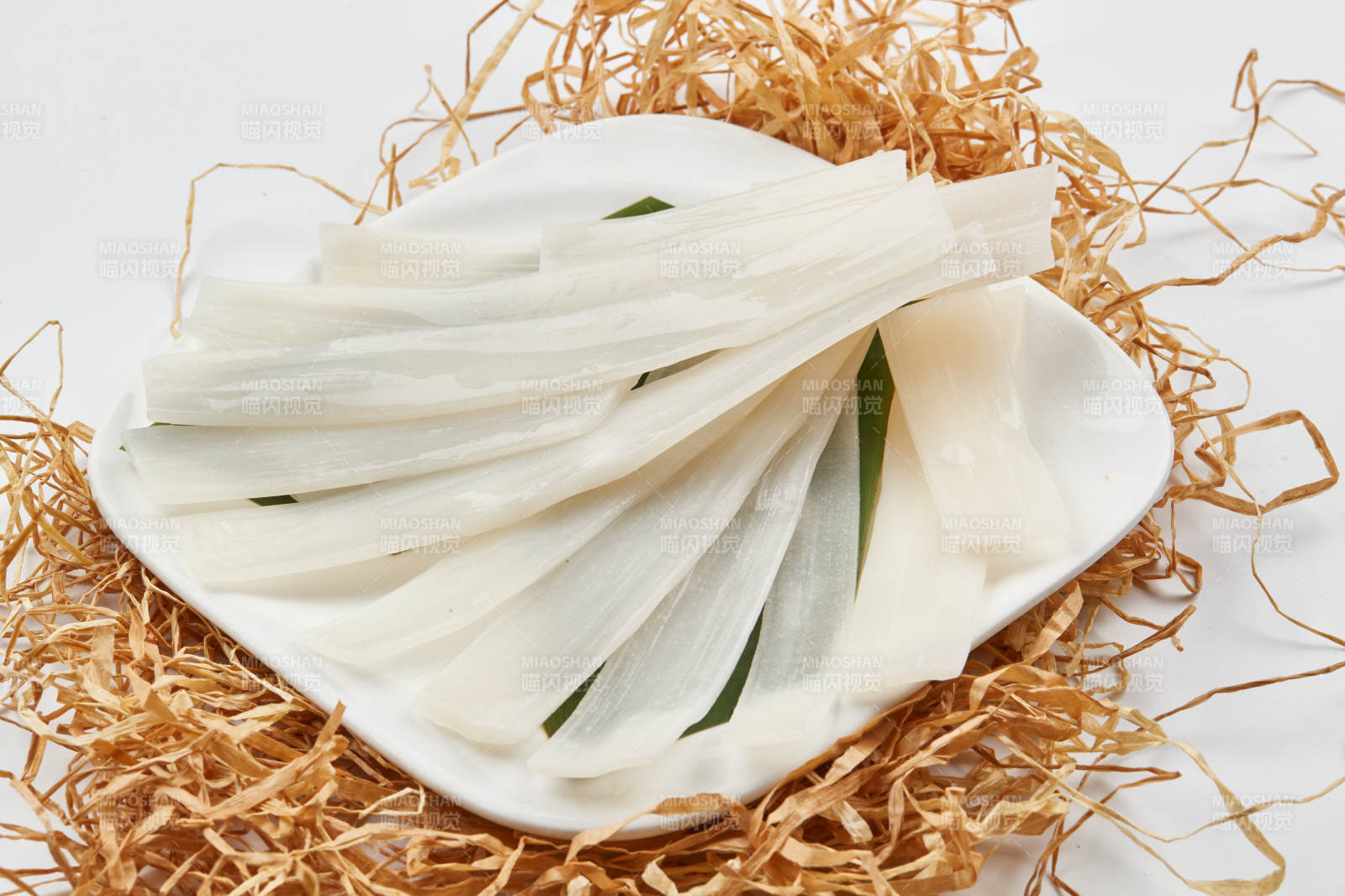 白色瓷盘装的火锅食材宽粉