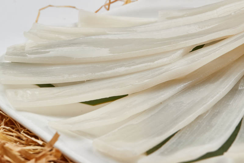 白色瓷盘装的火锅食材宽粉